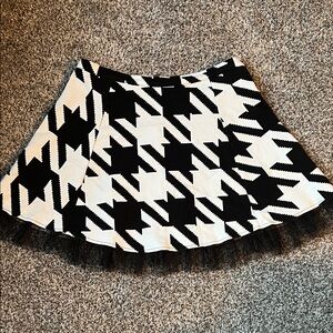 Jessica Simpson black/white patterned skirt with tule trim